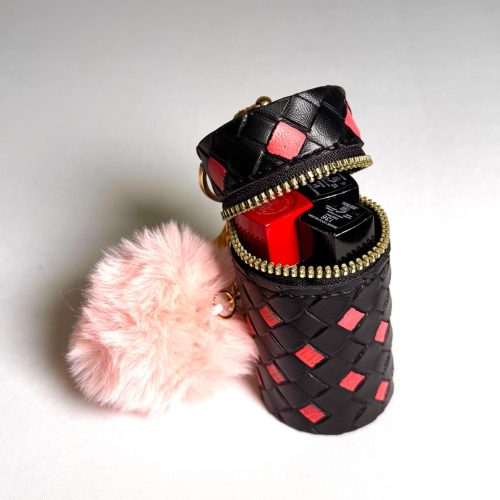 PORTE ROUGE À LÈVRE ET PORTE-CLÉ.