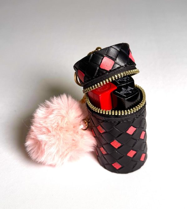 PORTE ROUGE À LÈVRE ET PORTE-CLÉ.