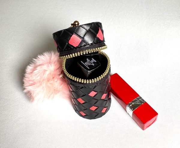 PORTE ROUGE À LÈVRE ET PORTE-CLÉ.