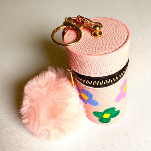 PORTE ROUGE À LÈVRE ET PORTE-CLÉ.