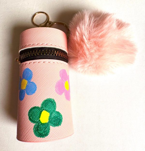 WhatsApp Image 2025-11-01 at 23.16.30 PORTE ROUGE À LÈVRE ET PORTE-CLÉ.