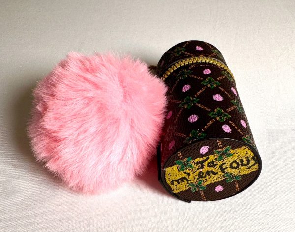 WhatsApp Image 2025-11-01 at 23.17.58 PORTE ROUGE À LÈVRE ET PORTE-CLÉ.