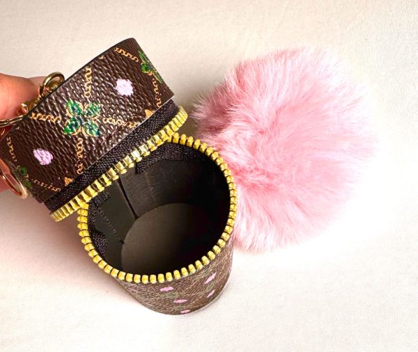 WhatsApp Image 2025-11-01 at 23.17.59 (3) PORTE ROUGE À LÈVRE ET PORTE-CLÉ.