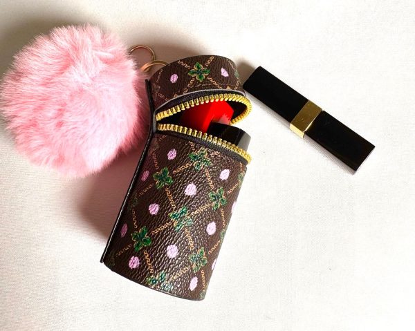 WhatsApp Image 2025-11-01 at 23.17.59 (4) PORTE ROUGE À LÈVRE ET PORTE-CLÉ.