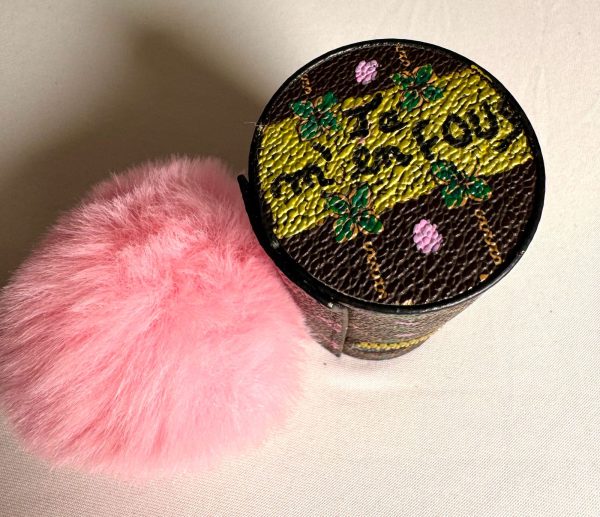 WhatsApp Image 2025-11-01 at 23.17.59 PORTE ROUGE À LÈVRE ET PORTE-CLÉ.