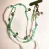 WhatsApp Image 2025-11-01 at 23.46.02 (1) CHAÎNE PERLÉE DANS UN TON VERT AVEC DES BRELOQUES ET MOUSQUETON ARGENTÉS.