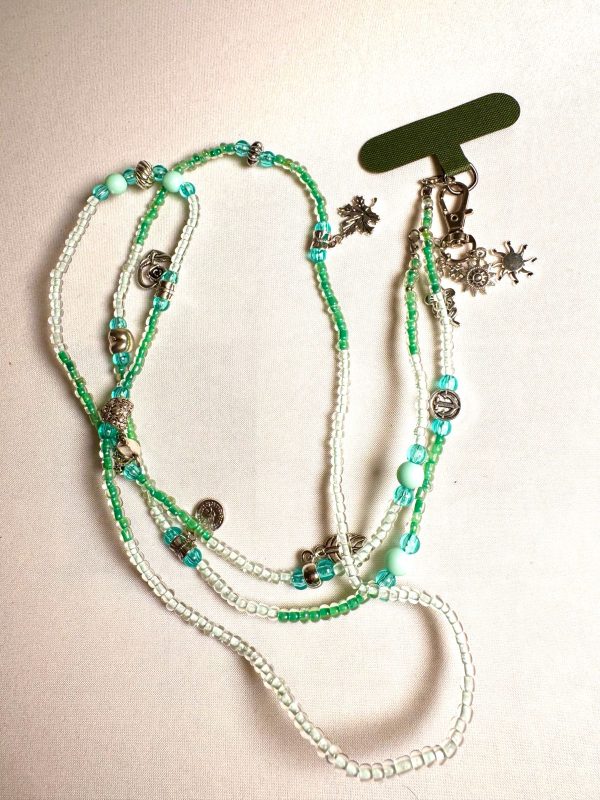 WhatsApp Image 2025-11-01 at 23.46.02 (1) CHAÎNE PERLÉE DANS UN TON VERT AVEC DES BRELOQUES ET MOUSQUETON ARGENTÉS.