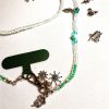 WhatsApp Image 2025-11-01 at 23.46.02 (2) CHAÎNE PERLÉE DANS UN TON VERT AVEC DES BRELOQUES ET MOUSQUETON ARGENTÉS.