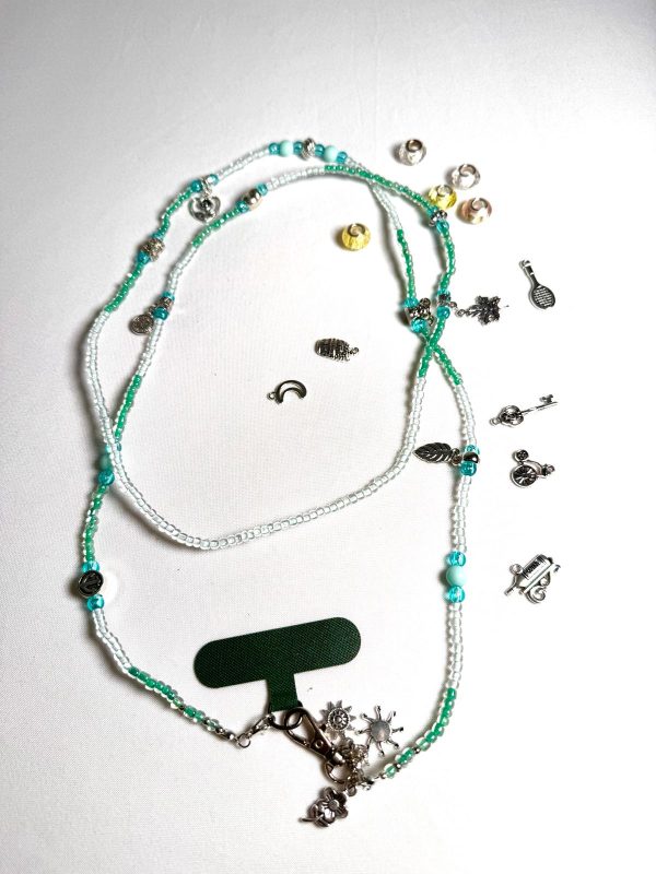 WhatsApp Image 2025-11-01 at 23.46.02 (3) CHAÎNE PERLÉE DANS UN TON VERT AVEC DES BRELOQUES ET MOUSQUETON ARGENTÉS.