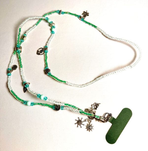 WhatsApp Image 2025-11-01 at 23.46.02 CHAÎNE PERLÉE DANS UN TON VERT AVEC DES BRELOQUES ET MOUSQUETON ARGENTÉS.