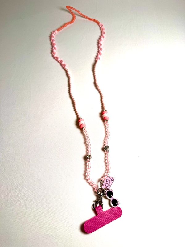 WhatsApp Image 2025-11-01 at 23.47.58 (1) CHAÎNE PERLÉE DANS UN TON ROSE AVEC DES BRELOQUES ET MOUSQUETON ARGENTÉS.