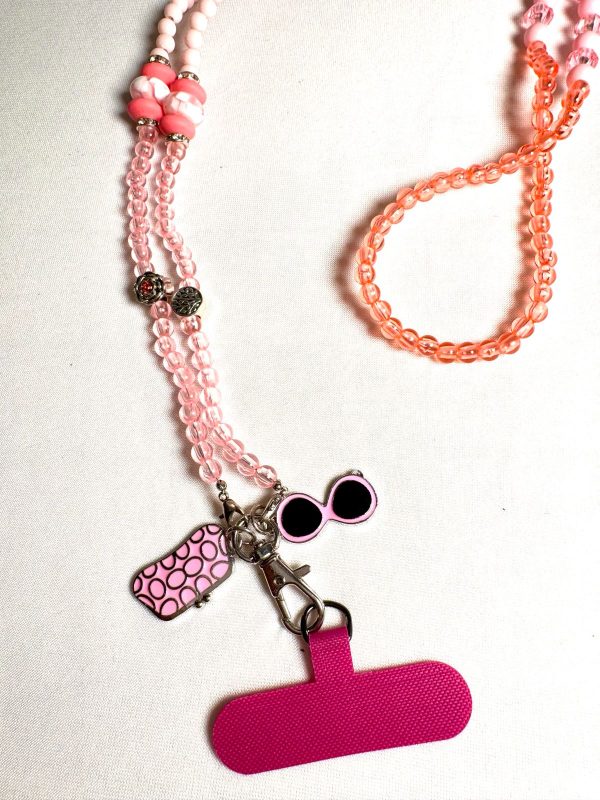 WhatsApp Image 2025-11-01 at 23.47.58 (2) CHAÎNE PERLÉE DANS UN TON ROSE AVEC DES BRELOQUES ET MOUSQUETON ARGENTÉS.