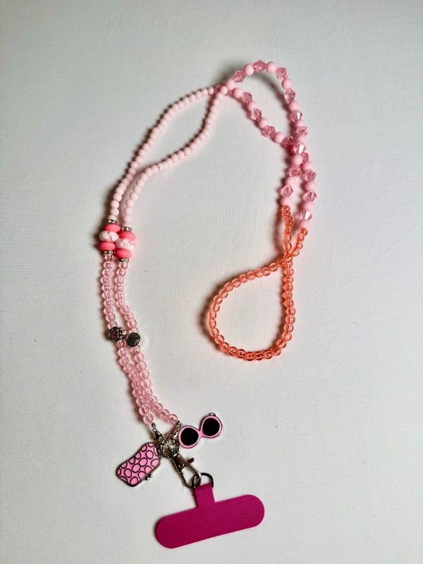 WhatsApp Image 2025-11-01 at 23.47.58 (3) CHAÎNE PERLÉE DANS UN TON ROSE AVEC DES BRELOQUES ET MOUSQUETON ARGENTÉS.