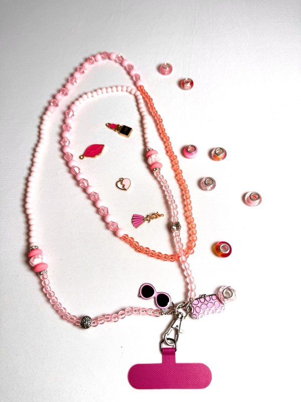 WhatsApp Image 2025-11-01 at 23.47.58 CHAÎNE PERLÉE DANS UN TON ROSE AVEC DES BRELOQUES ET MOUSQUETON ARGENTÉS.