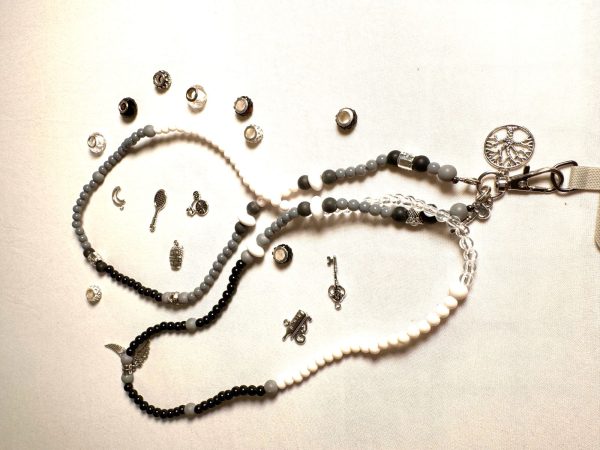 CHAÎNE PERLÉE DANS UN TON GRIS