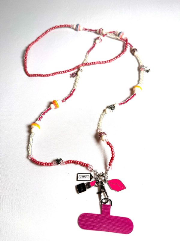 WhatsApp Image 2025-11-01 at 23.50.56 (2) CHAÎNE PERLÉE DANS UN TON ROSE AVEC DES BRELOQUES ET MOUSQUETON ARGENTÉS.