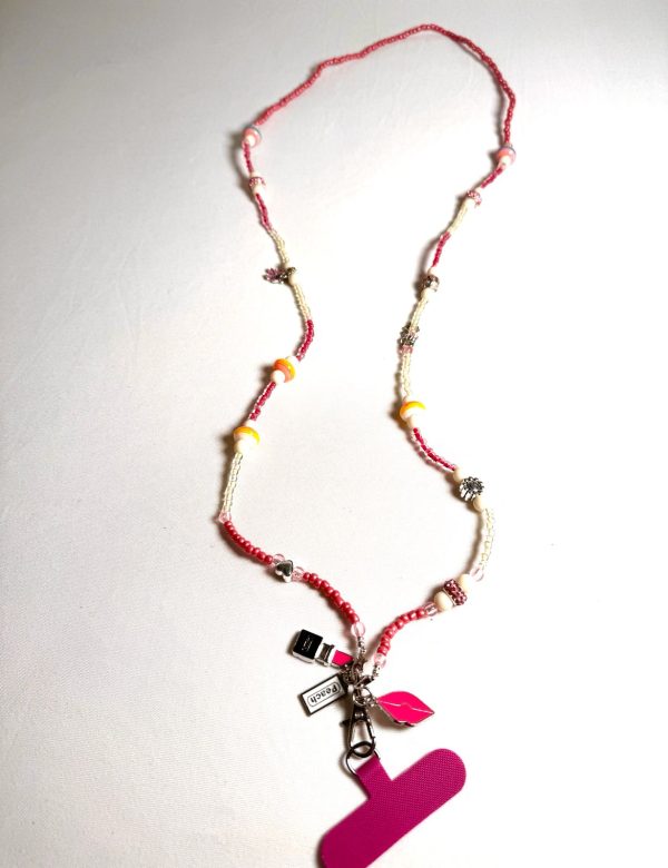 WhatsApp Image 2025-11-01 at 23.50.56 (3) CHAÎNE PERLÉE DANS UN TON ROSE AVEC DES BRELOQUES ET MOUSQUETON ARGENTÉS.