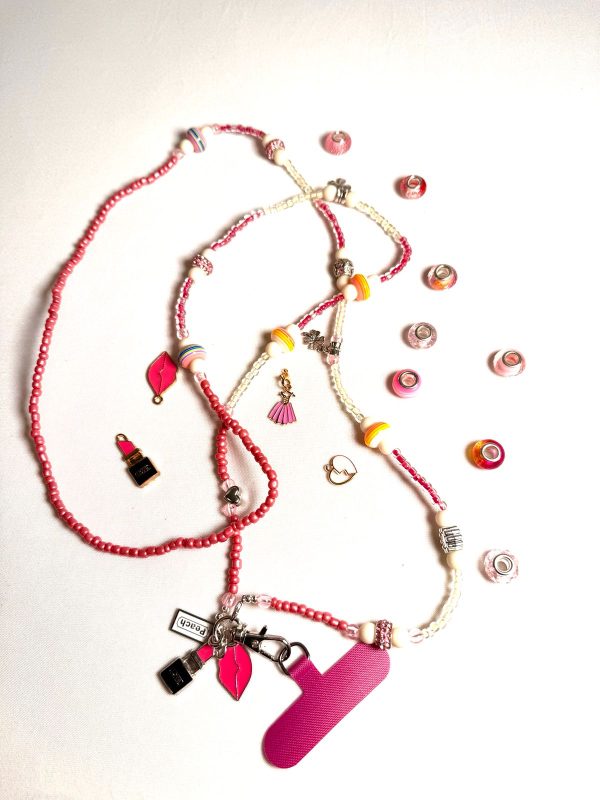 WhatsApp Image 2025-11-01 at 23.50.56 CHAÎNE PERLÉE DANS UN TON ROSE AVEC DES BRELOQUES ET MOUSQUETON ARGENTÉS.