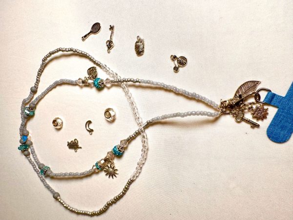 CHAÎNE PERLÉE DANS UN TON BLEU